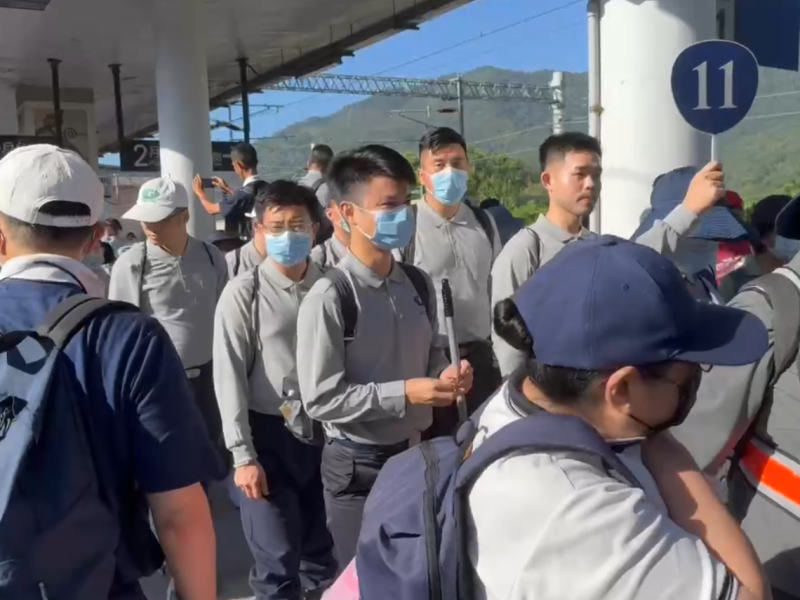 車站湧入前往光復救災志工 ! 臺鐵: 加強3項疏運措施
